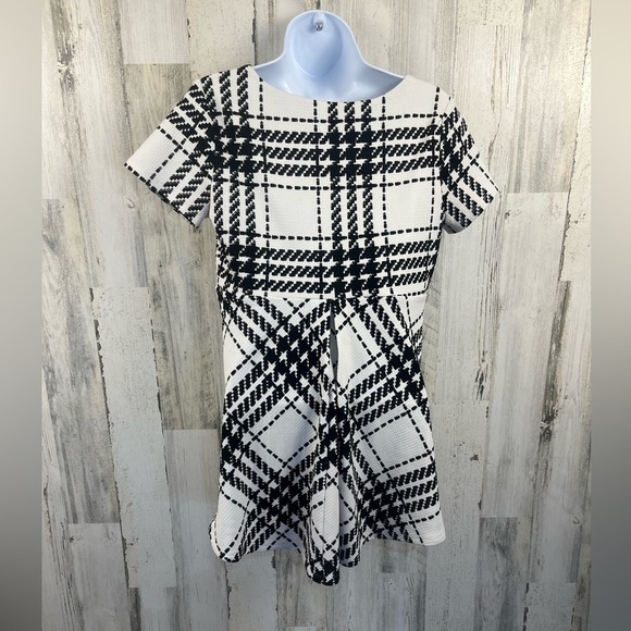 Motherhood Maternity short sleeve  Blouse Plaid Black & white size small - Picture 2 of 6